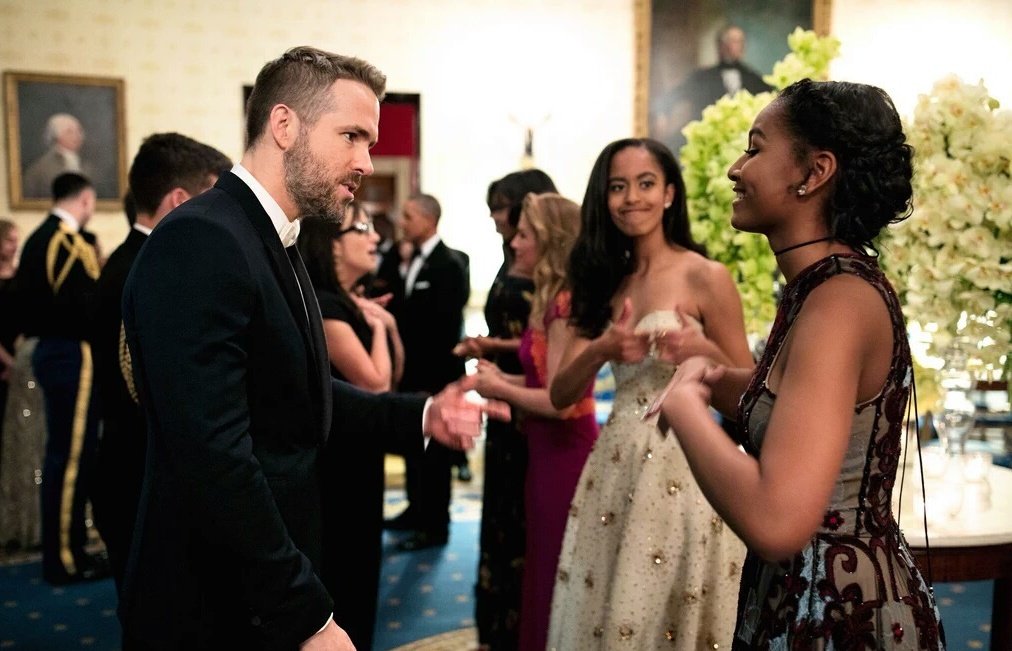 FashionweekNYC's tweet image. Malia Obama is the BEST Wing woman ever while Sasha talks to Ryan Reynolds 👍👍
