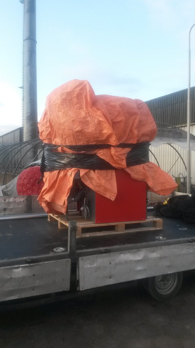 HoeveVredeveld's tweet photo. De nieuwe houtkachel om de zorgboerderij te verwarmen doet het! Brandt op houtpellets (kleine brokjes) https://t.co/LLFU3REZ2B