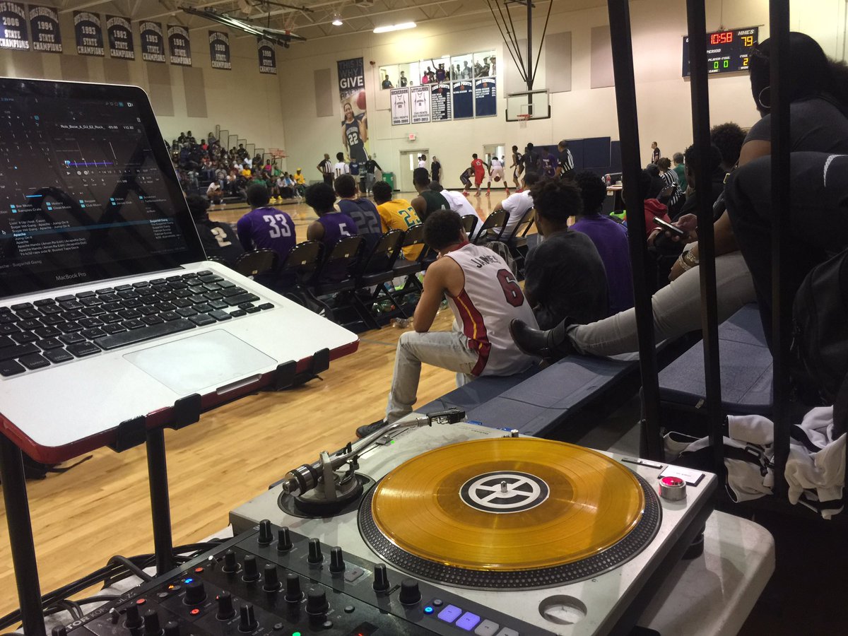 DJiAM_'s tweet photo. DJn this Great event @SCHoopsFestival !! Seniors are really going at it! #DunkCity #SCHOOPS https://t.co/QY71NLy4Qs