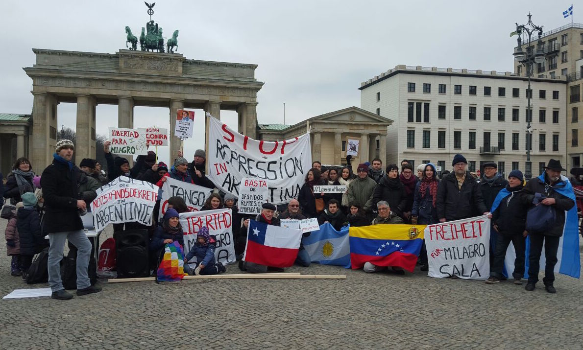 de_rt_com's tweet photo. #Protest in #Berlin gegen Repressionswelle in #Argentinien https://t.co/qNeq3zYkXO
#StopRepressionInArgentina #Macri https://t.co/ihIPLIIneL