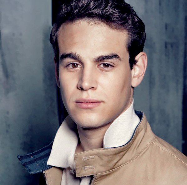 actorvschar's tweet image. alberto rosende // simon lewis