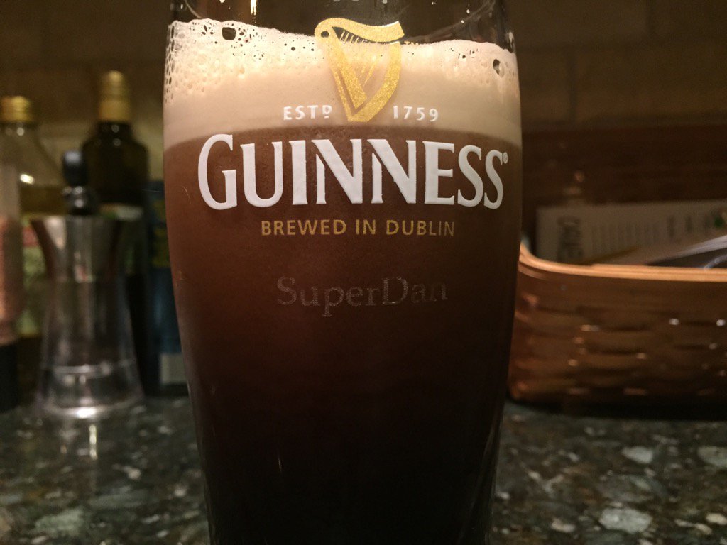 danedmurphy's tweet image. First pour in my new favorite glass. SuperDan thanks Kroger and Guinness.