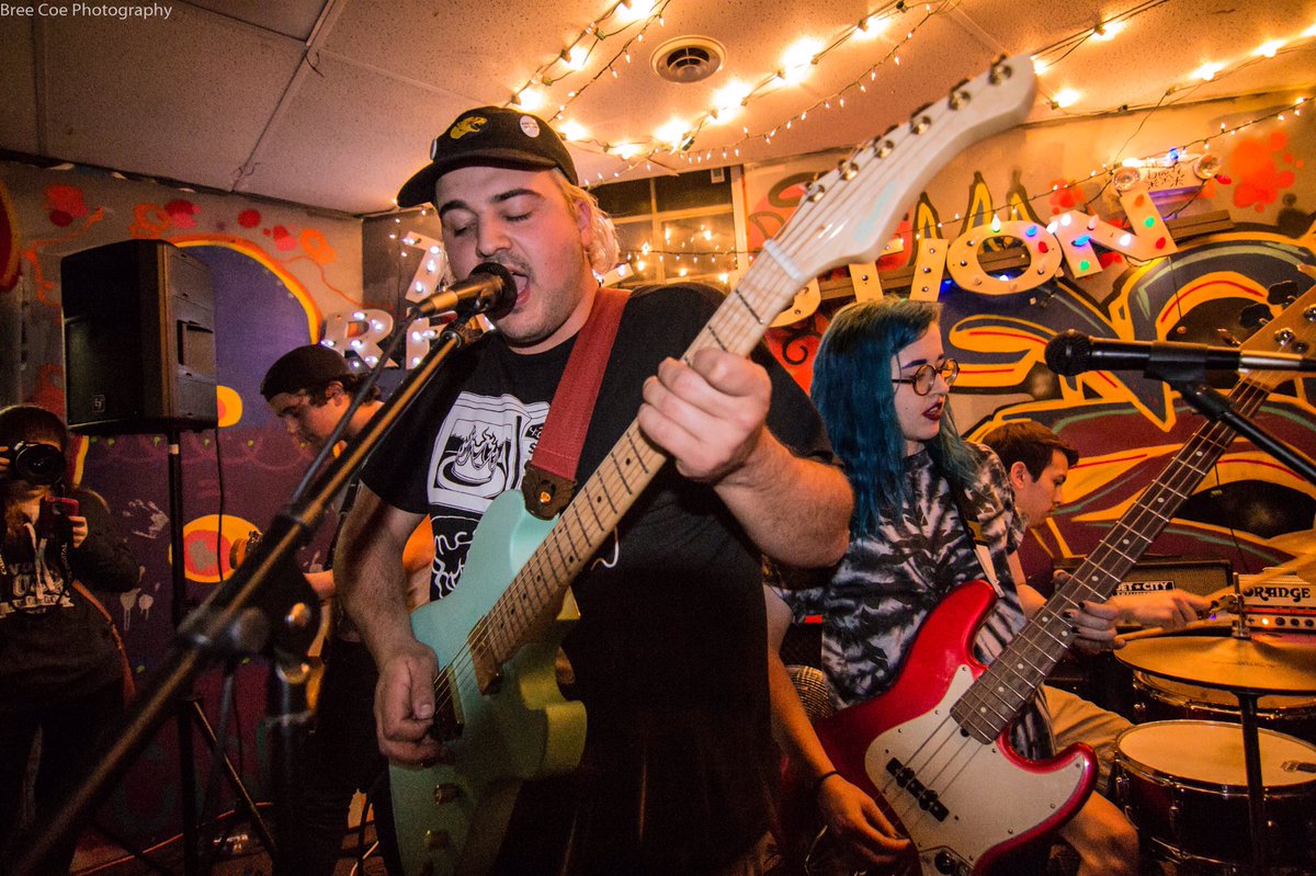 EmptyQueueMag's tweet image. Pals in @EveryoneLeaves_ killing it last night at @royalSnA