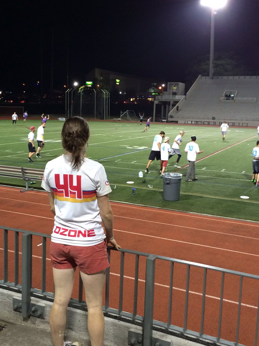 AtlantaHeckle's tweet photo. Are those your girlfriend's pants? #salmonshorts https://t.co/RVSR3j3qHu
