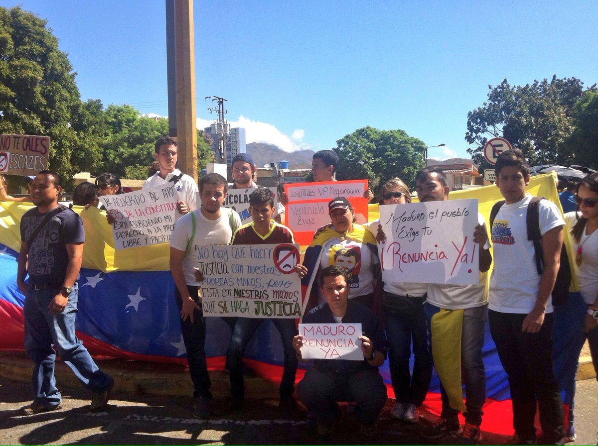 Liliamconm's tweet photo. ¡Maduro queremos tu #RenunciaYa acepta la voluntad del pueblo! #CaraboboExigeRenuncia https://t.co/rNZ4gF5gHw
