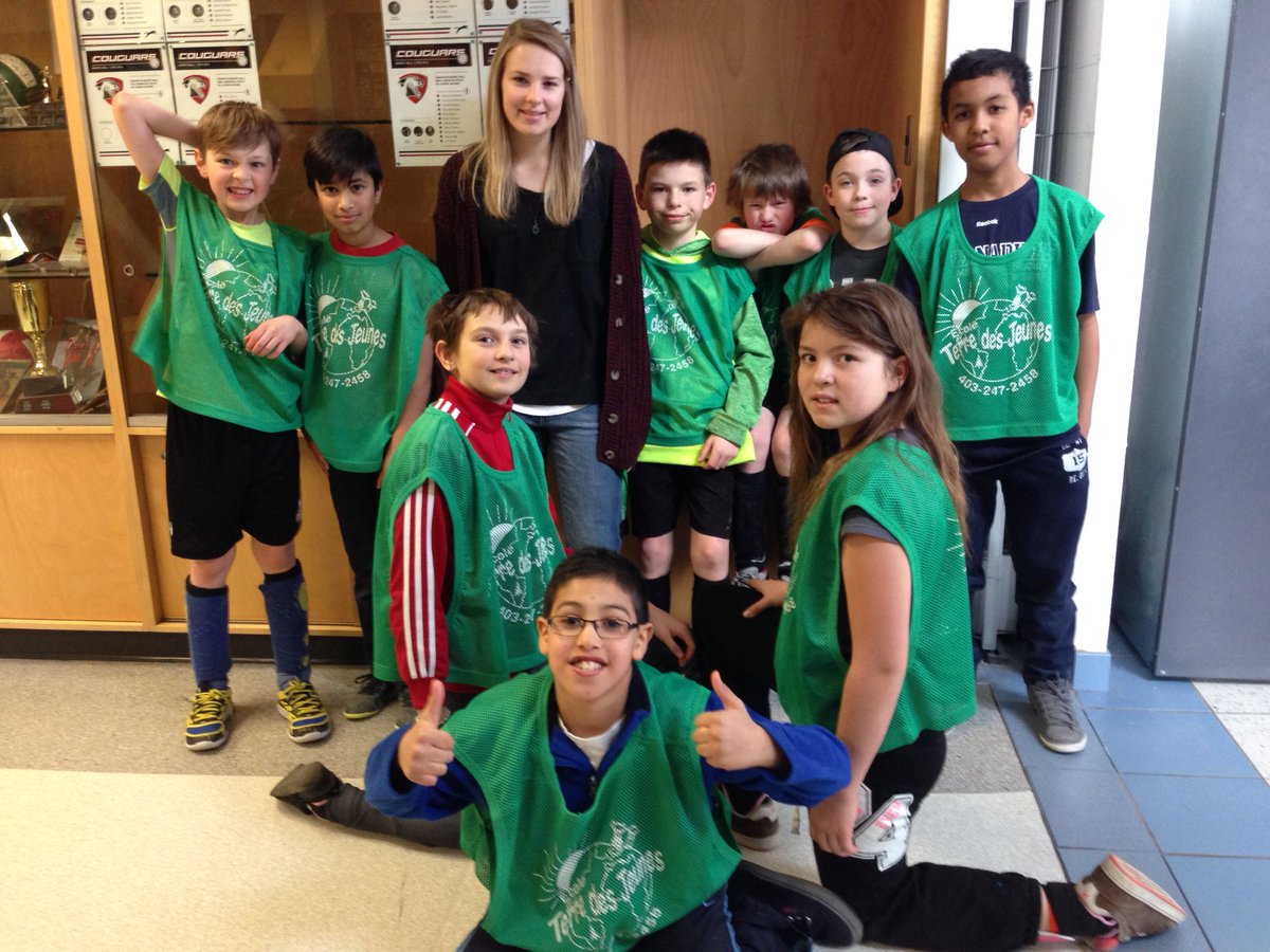 TDJ_FS's tweet photo. Un beau tournoi de hockey cosom pour Mme Marie-Philippe et son équipe. https://t.co/56GOaHZa8U