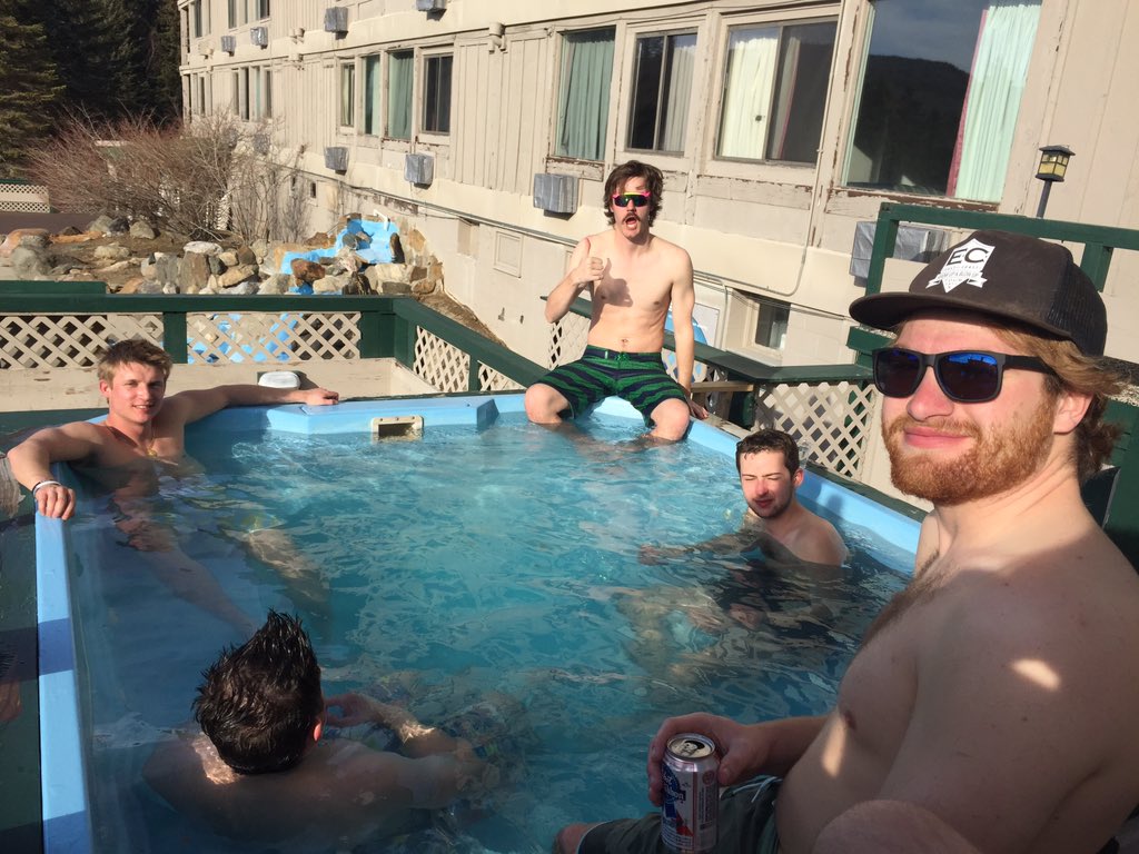 SeoSkisSnow's tweet photo. Long soak after a radical day on the mountain. Thinking about picking up lobsters and cooking them in the hot tub. https://t.co/d8RWntj90h