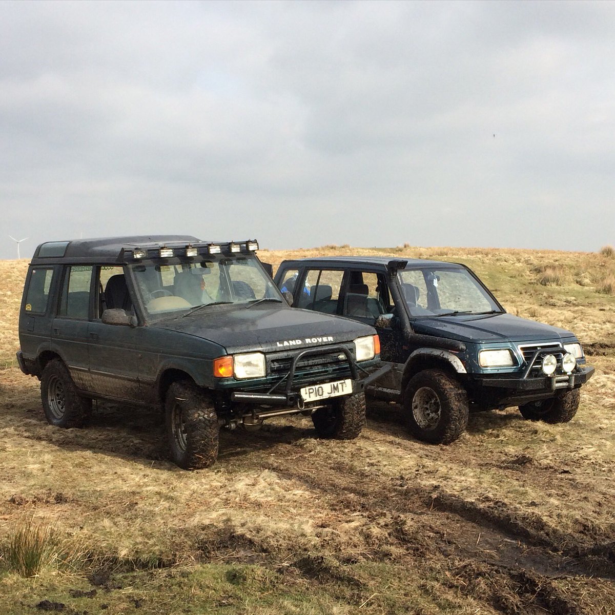 Greenlaner91's tweet photo. Out on the lanes with Rob in his V6 Vitara! #landrover #300tdi #greenlaning #byway #wales https://t.co/eFdyy2mTE9