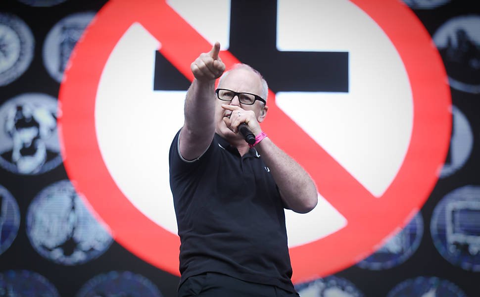 folha's tweet photo. Bad Religion dá aulinha expressa de como fazer rock rápido e contundente https://t.co/gGp69BFrcD https://t.co/CuIlZmFBf7