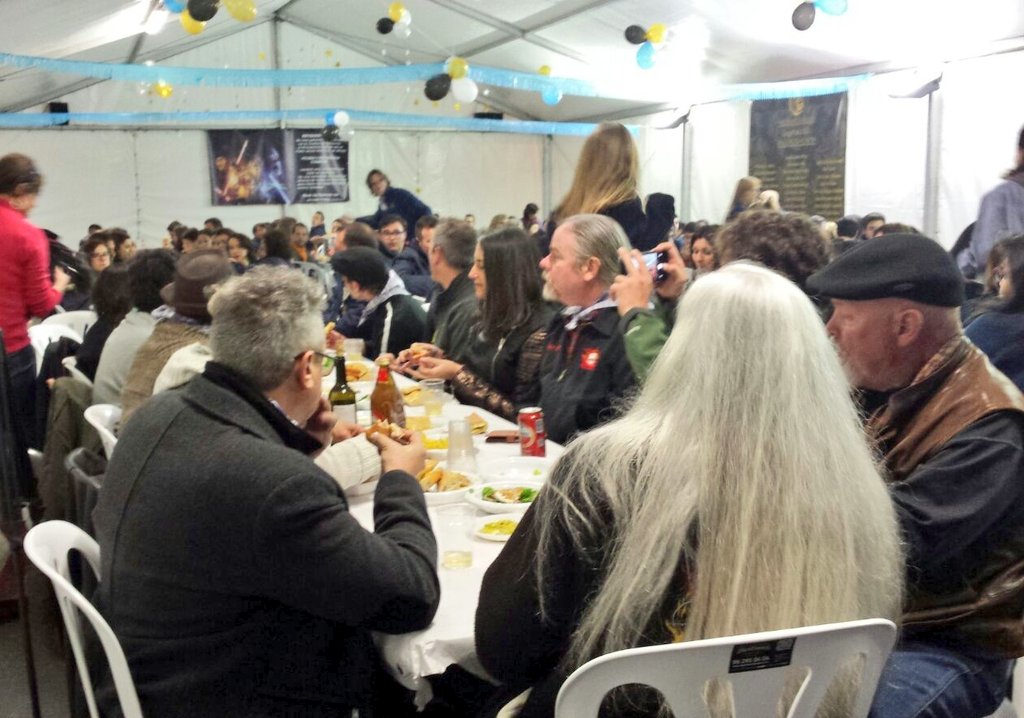 La <a href="/fallazenete/">fallazenete</a> mostra a l'equip del festival <a href="/burningman/">Burning Man Project</a> com és l'autèntica vida dels casals fallers #Falles2016