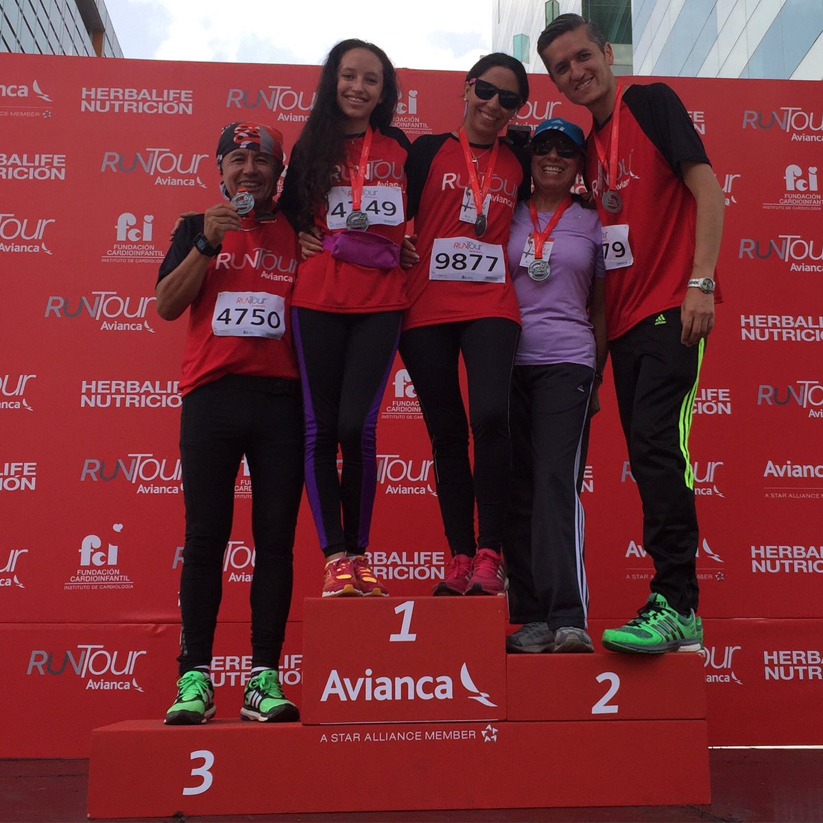 LALIGAMO's tweet photo. MI EQUIPO MI FAMILIA ❤️💙💚💛💜 #RunTour #Avianca ✈️ #HappyLoveSof #HechoParaVolar #SalvandoCorazones #Running2016 https://t.co/flwxXblF9T