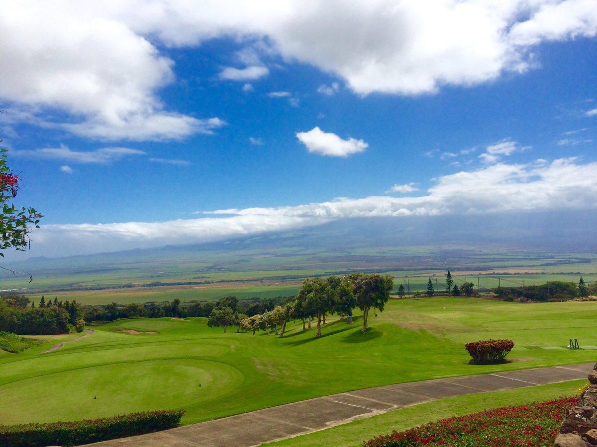 TheKKGC's tweet photo. #Aloha to all!!  It's another beautiful day here @ #KKGC!  This view will make you wanna tee it high &amp; let it fly!!! https://t.co/vhPSZATKiE