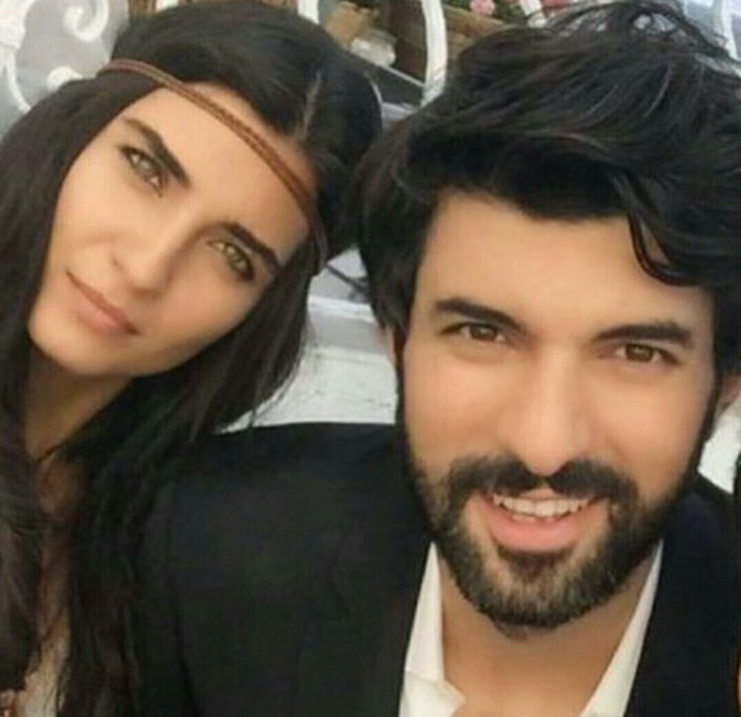 mamafihim's tweet photo. Her türlü olumsuzluğa rağmen halen unutulmazsa bu dizi KaraParaAskin EfsanesiEnginTuba 'dır sebebi 😍😍😍 #KaraParaAsk https://t.co/ZUtuAe71YB