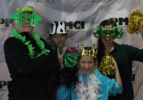 highoctanefans's tweet photo. Pella fans in the #highoctanefans photobooth at #iahsbkb https://t.co/Wsm8fohO1a