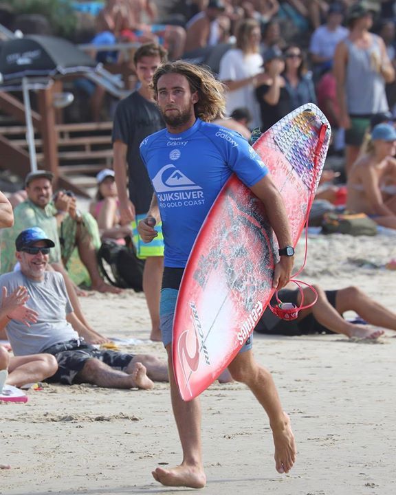 SurfingandBeer's tweet image. @mattwilko8 heading out for Round 1 Quiksilver Pro. #mattwilkinson #quiksilverpro #quikypro #quikpro #snapperrocks …
