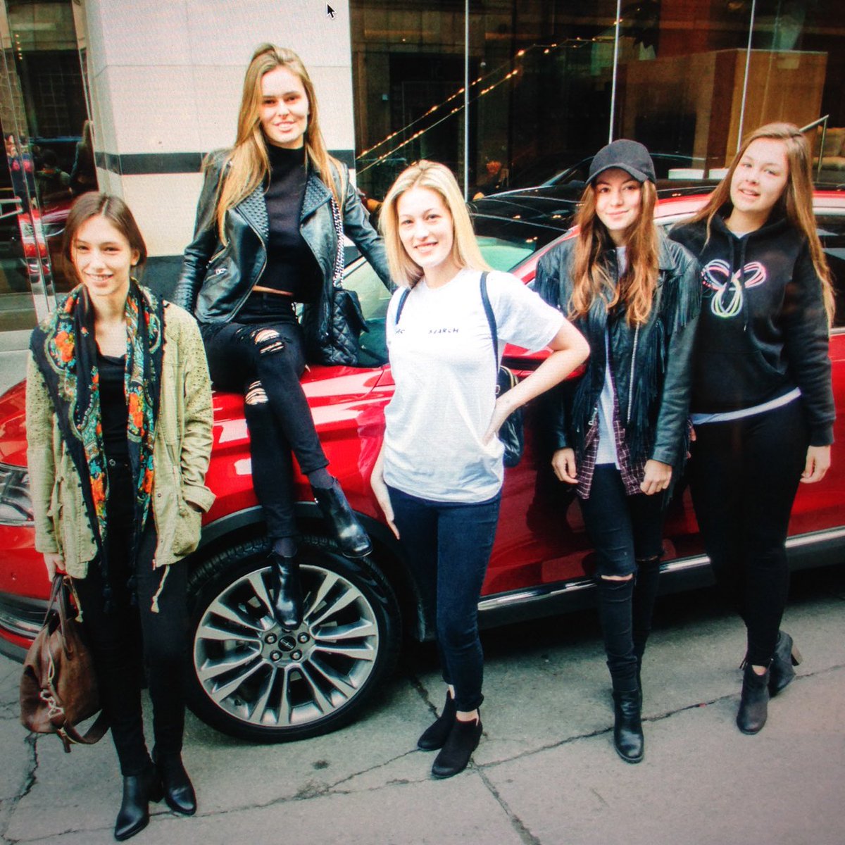 ElleCanada's tweet photo. These ladies know how to roll in style! Thanks @LincolnMotorCA #MKX #ecmodelsearch finalists https://t.co/7RAaNmyJMW