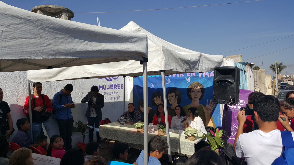 MirzaFloresG's tweet photo. Estamos en la Emiliano Zapata #Tlaquepaque para hablar de la violencia que vivimos las mujeres @AliceOJ @MarthaTagle https://t.co/SLn6dATeYh
