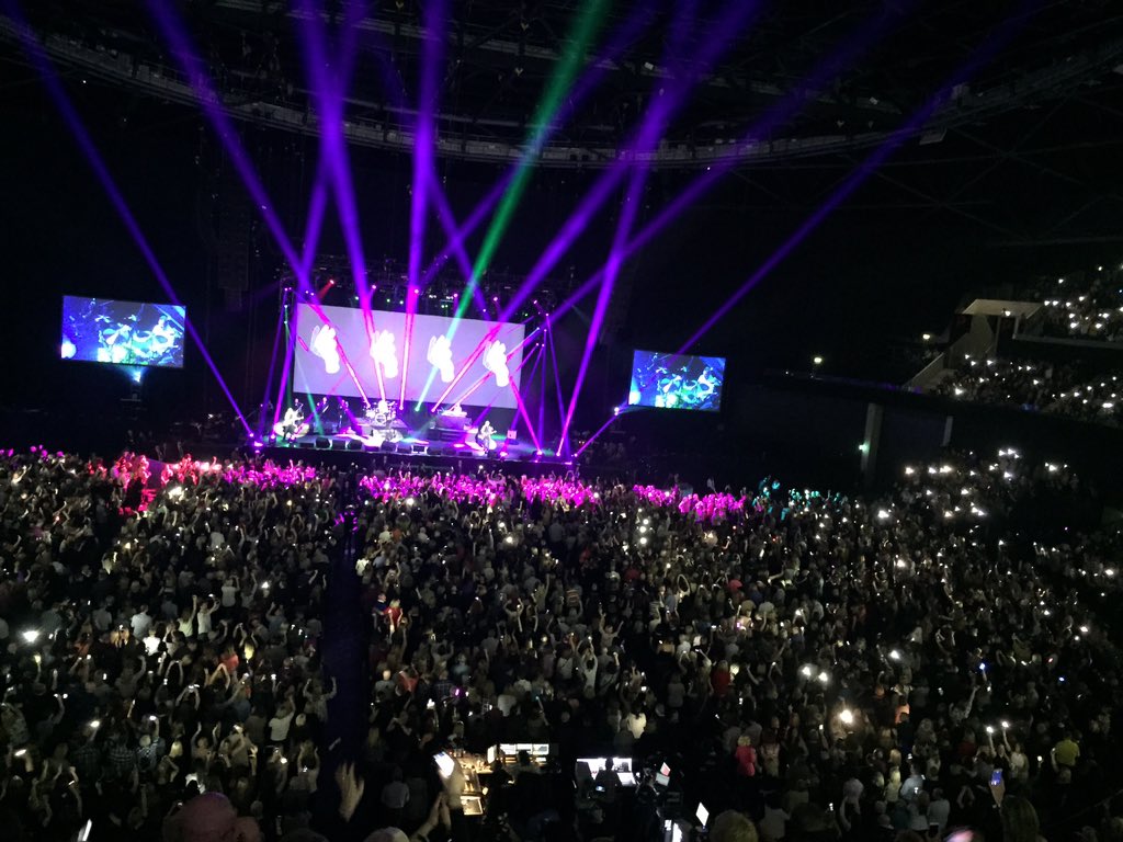 _ClareRae's tweet photo. Absolutely loved the light show at @TheSSEHydro for @wetwetwetuk tonight, looked fab! https://t.co/jYV05smvQO