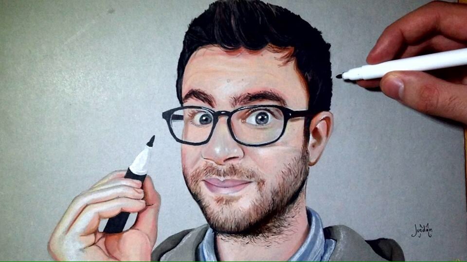 Hey Cyprien ! La photo d'origine , trop content qu'il te plaise, *satisfait* 😁 (Tu as retwet un fake au passage xD)