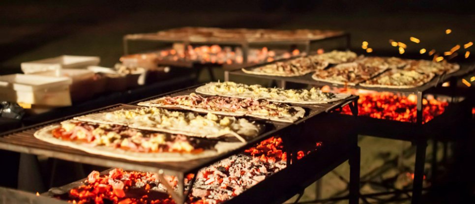 Pizza a la parrilla con amigos en <a href="/1893pizza/">1893</a>