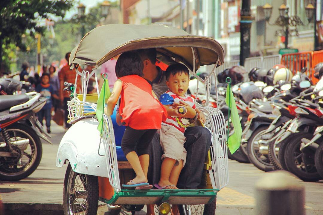 OviLutfi's tweet photo. Numpak becak yang di malioboro murah ko, cuma 5 ribu biar gak kepanasan @IMS_NET  #ims_jogja https://t.co/NQ0Wd4XQ4A