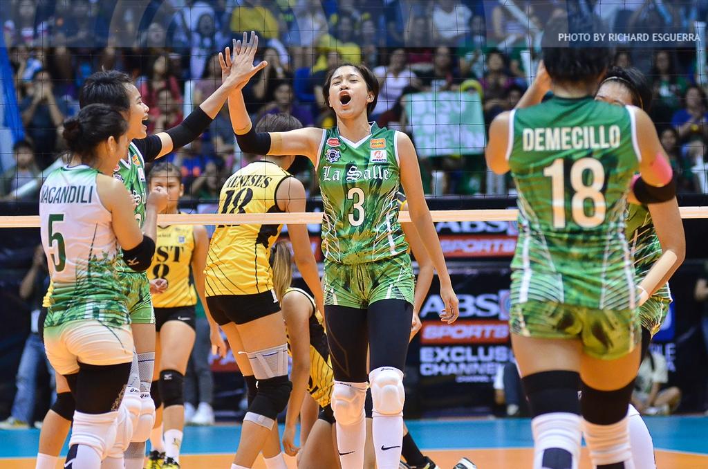 richardesguerra's tweet photo. Mika Reyes celebrates as DLSU defeats UST in three straight sets. #CatchFireDLSU #UAAPSeason78Volleyball https://t.co/WjbOQTxkvV