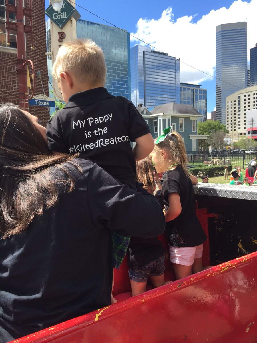 DMacMktg's tweet photo. Fantastic parade today! #kiltedRealtor @jcorymac https://t.co/0LaVC5Fgl6