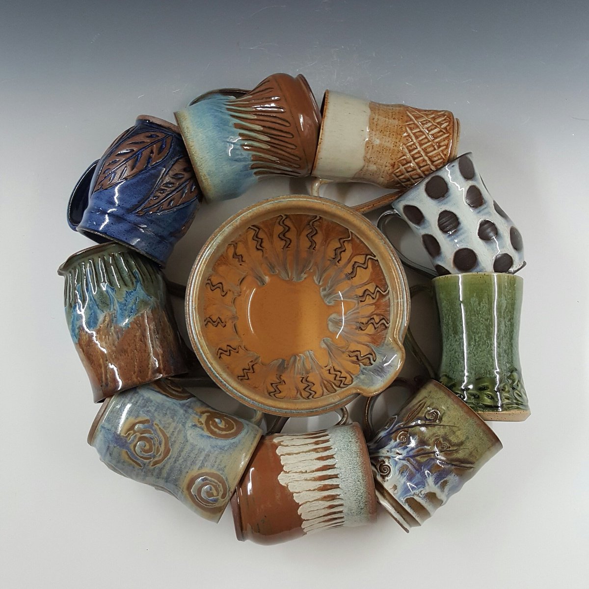 potnb's tweet image. Plusieurs  tasses, plusieurs formes et plusieurs couleurs.  Mugs ... different shapes and glazes