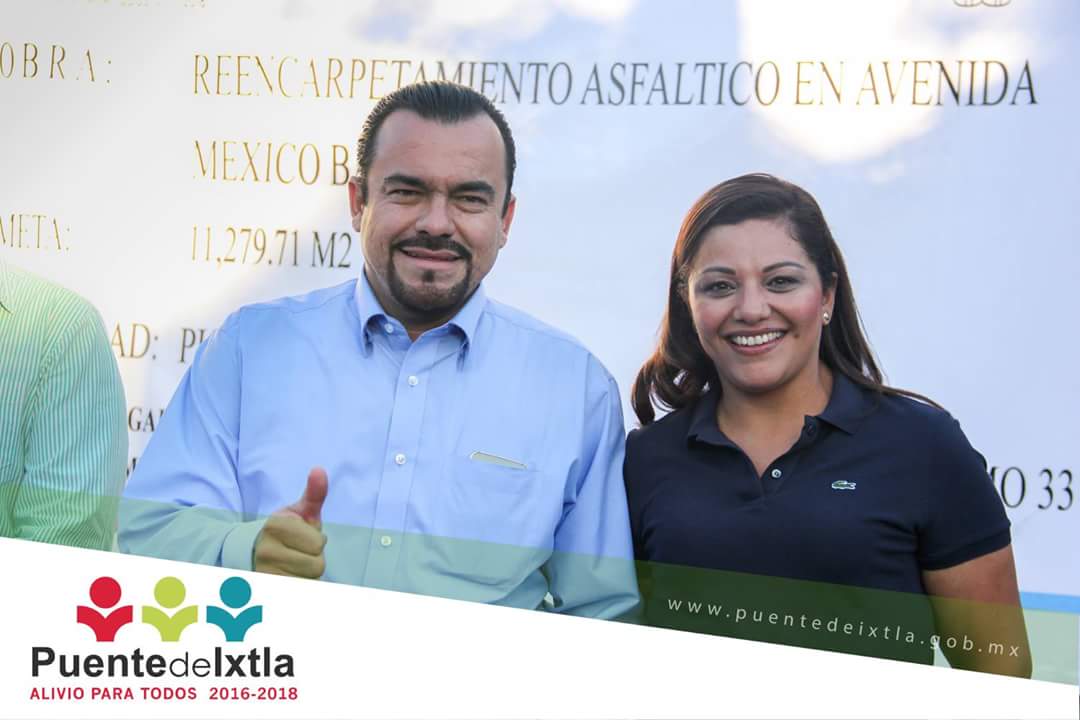Julio_Espin's tweet photo. Iniciamos con la Presidenta de #PuentedeIxtla Dulce Medina reencarpetamiento asfáltico en avenida ferrocarril https://t.co/wfDxlhJNtd
