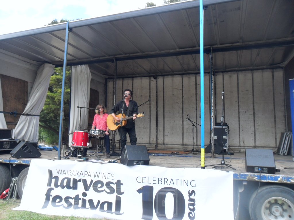 Julicherwines's tweet photo. Barry Saunders, one of 4 amazing entertainers at Wairarapa Harvest Festival yesterday https://t.co/bB8Yi0k963