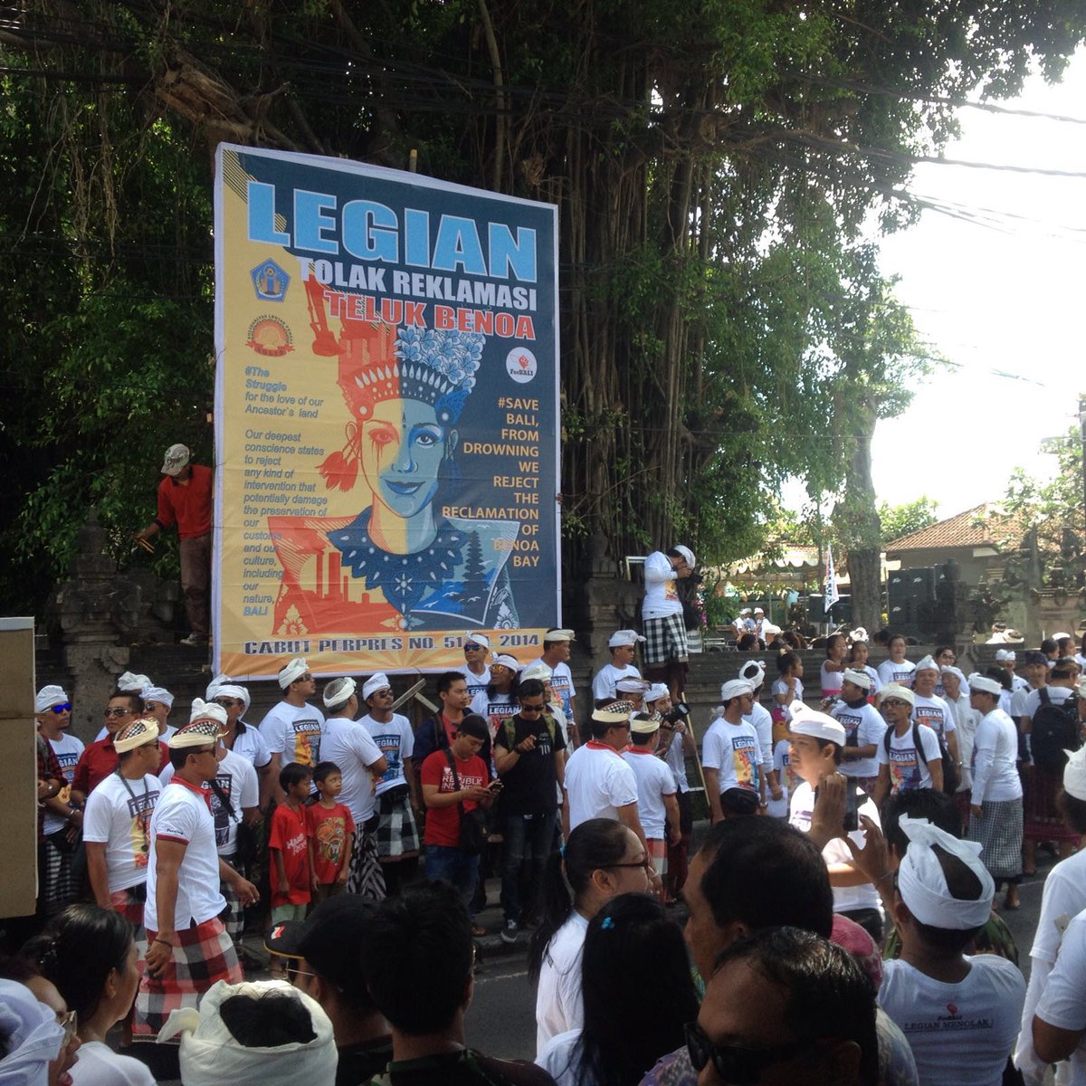 Now. Di Legian, Kuta. #DesaAdatBergerak #BatalkanPerpresNo51Thn2014 <a href="/jokowi/">Joko Widodo</a> <a href="/susipudjiastuti/">Susi Pudjiastuti</a>