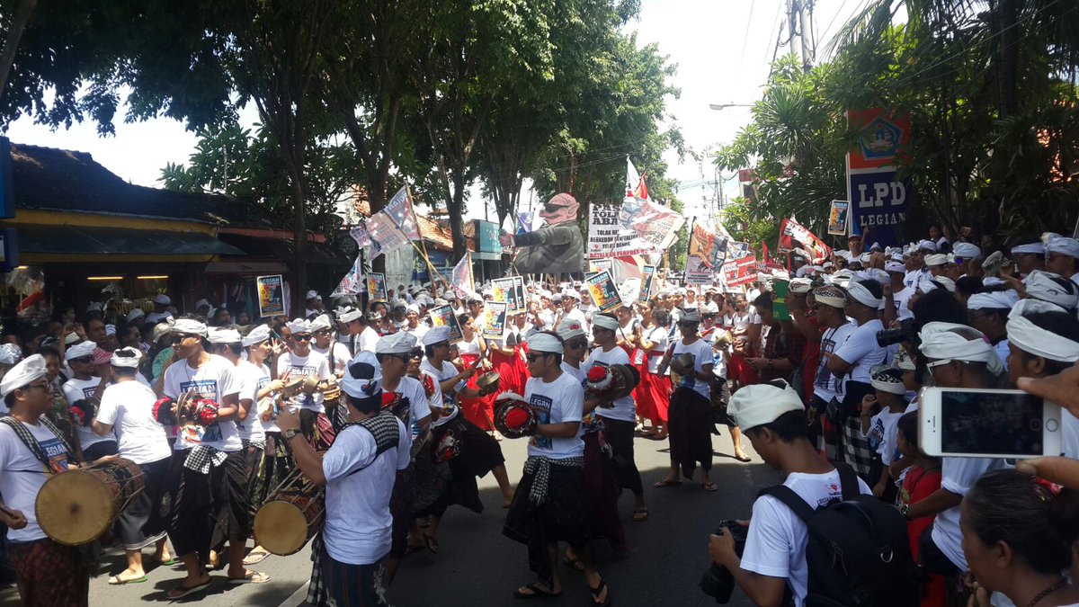 Now at Legian, Kuta - Bali <a href="/jokowi/">Joko Widodo</a> <a href="/susipudjiastuti/">Susi Pudjiastuti</a> <a href="/JewelTopsfield/">Jewel Topsfield</a> <a href="/CNNIndonesia/">CNN Indonesia</a> <a href="/OccupyWallSt/">Occupy Wall Street</a> #DesaAdatBergerak