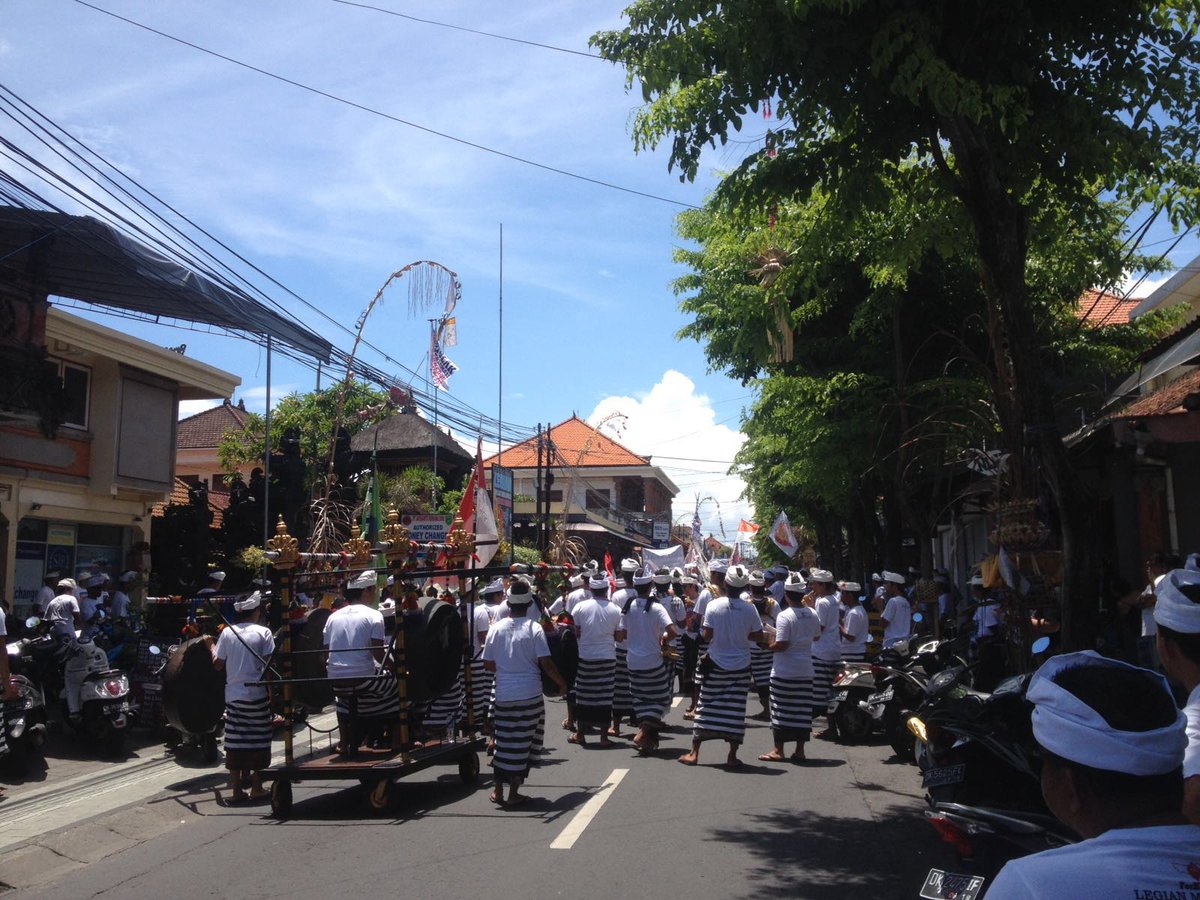 Now di Legian, Kuta - Bali #KamiTidakTakut #PuputanBenoa <a href="/jokowi/">Joko Widodo</a> <a href="/susipudjiastuti/">Susi Pudjiastuti</a> <a href="/cnnbrk/">CNN Breaking News</a> <a href="/CNNIndonesia/">CNN Indonesia</a>