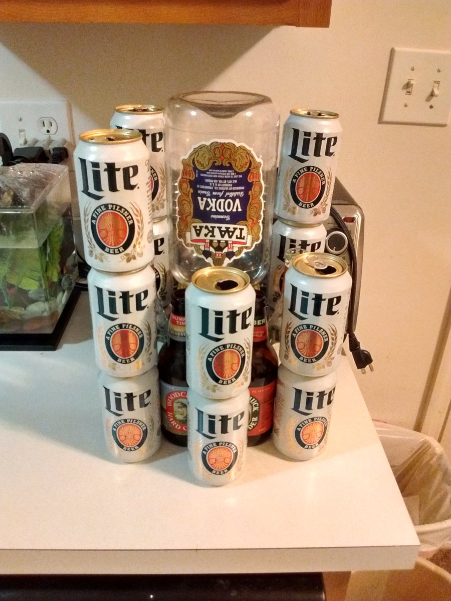 theConBros's tweet photo. #beeramid status update - 12:00 3/13/16 #conbros #lexcon #lexcon2016 #lexingtoncomiccon https://t.co/6Jth4c4gOo