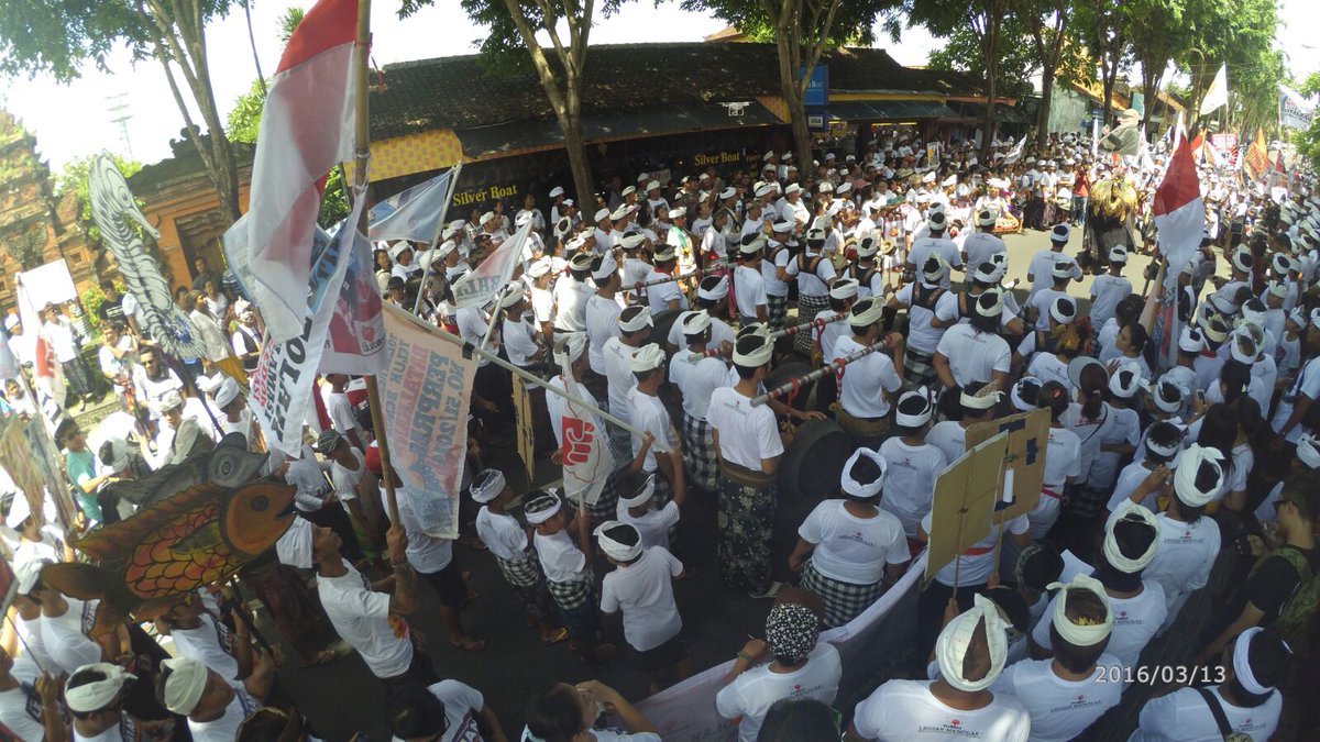 Siang Ini, Desa Adat Legian Tumpah Ruah di Jalanan <a href="/jokowi/">Joko Widodo</a> #DesaAdatBergerak #BatalkanPerpresNo51Thn2014