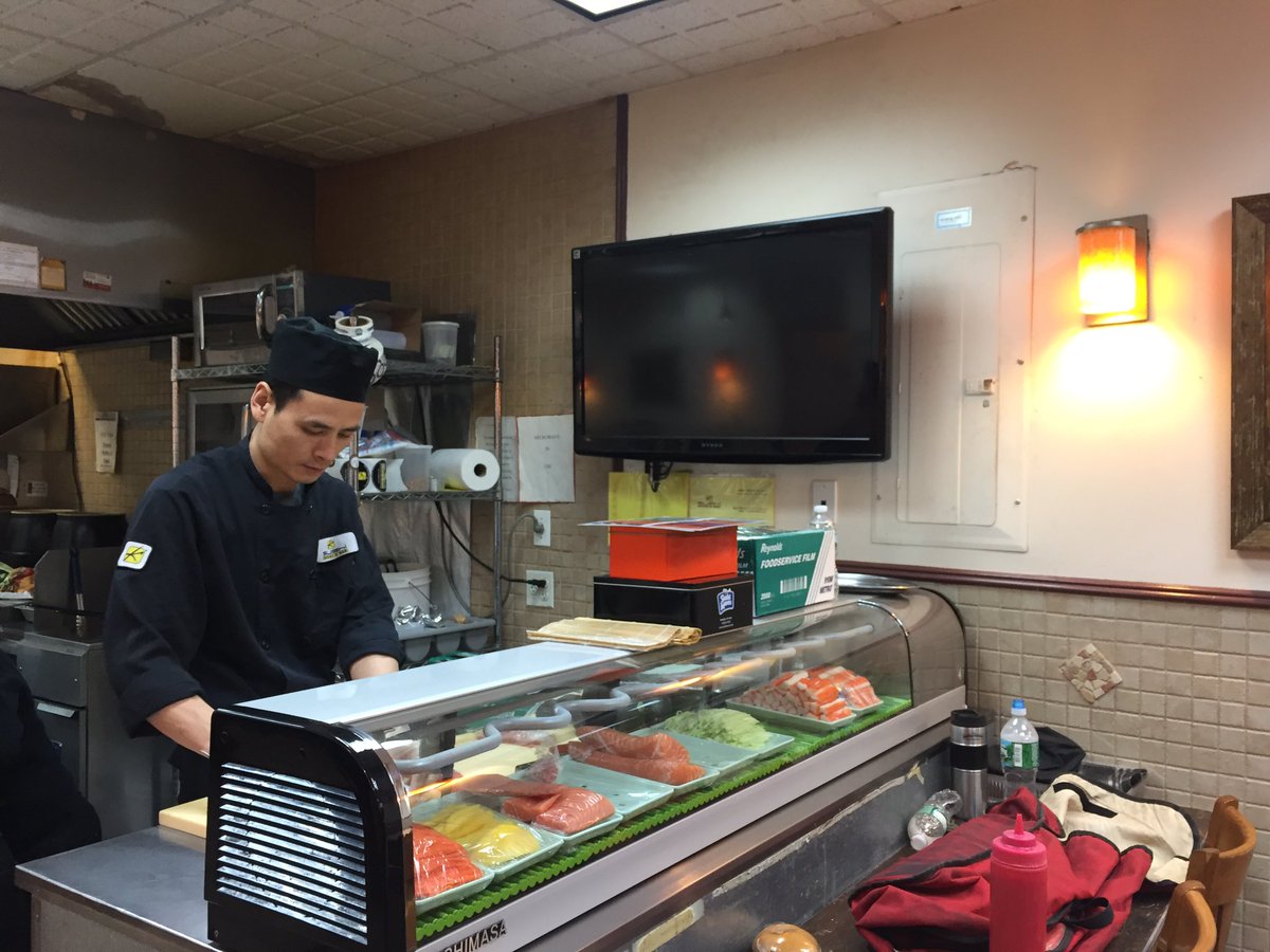 AveCafe's tweet photo. Git Vuch. 
Jeff is ready to prepare the sushi roll of your choice.....
Also we have fresh pizza, fries. &amp; much more. https://t.co/yfKfGEEQS5