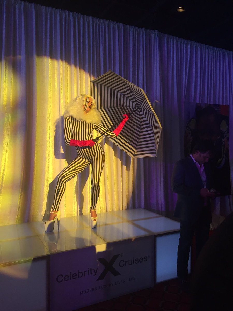 Q_Catalana's tweet photo. Wonderful night for a wonderful cause! #shuzzfashion16 https://t.co/pbaUK9g8Ba