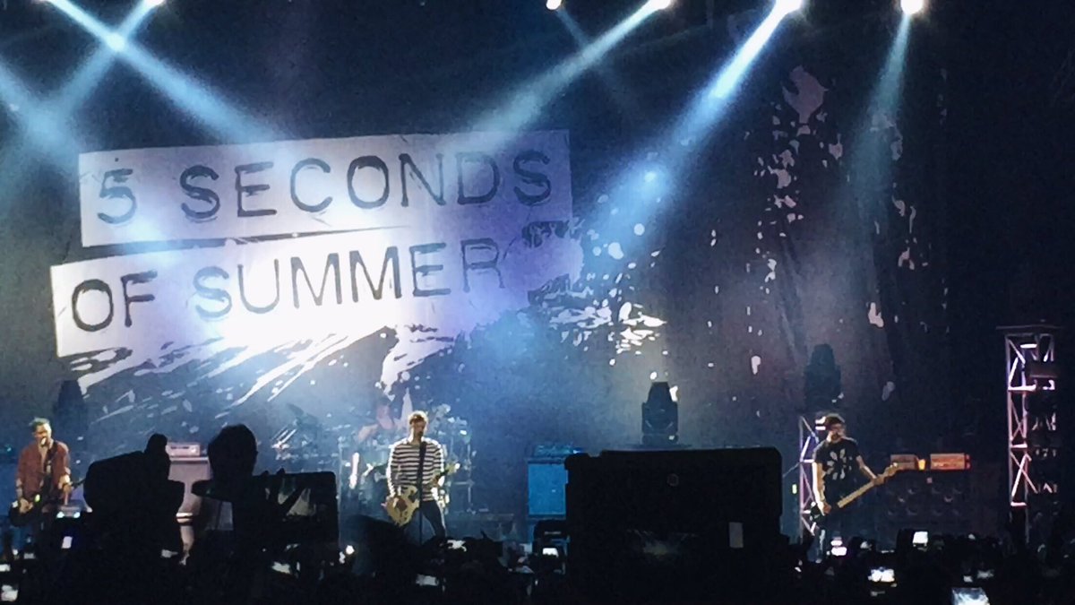 moonstruckbands's tweet photo. LAST NIGHT WAS SO FUN IM CRYING THANK YOU GUYS SO MUCH I LOVE YOU @5SOS #SLFLManila https://t.co/aJAeNrKDUz