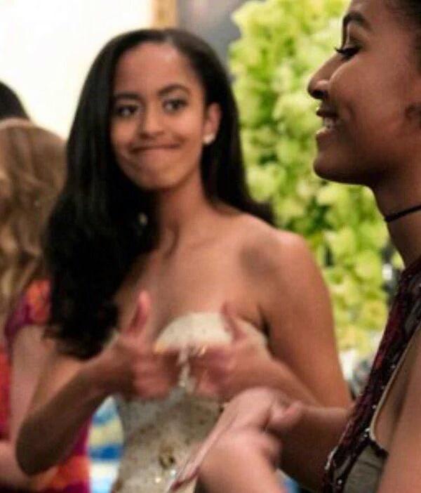 SweetAngel_33's tweet photo. when your best friend is finally making a move on her crush https://t.co/AdrL0UEQeZ