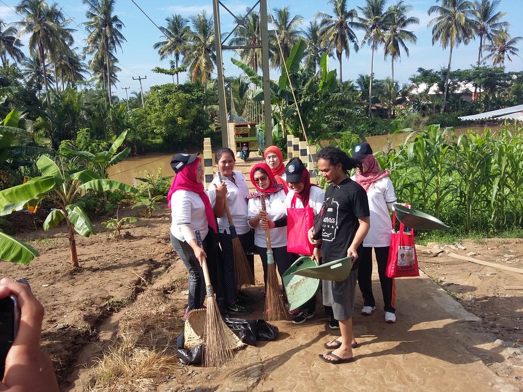 MomononFamz's tweet photo. Momonon bersama warga sawarna bersih bersih pantai #sayangpantai #sawarnabeachfest2016 https://t.co/N3RJChjPt5