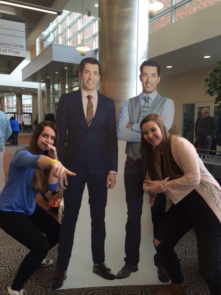 EmmaAnderson20's tweet photo. #PropertyBrothers https://t.co/Pq8idh5QZY