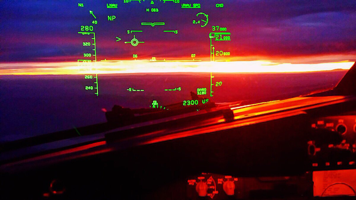 megconnolly_'s tweet photo. Sunrise over Las Vegas from a Boeing 737 cockpit at 37,000ft π
βοΈ #DadsOffice https://t.co/lyADadwUrE