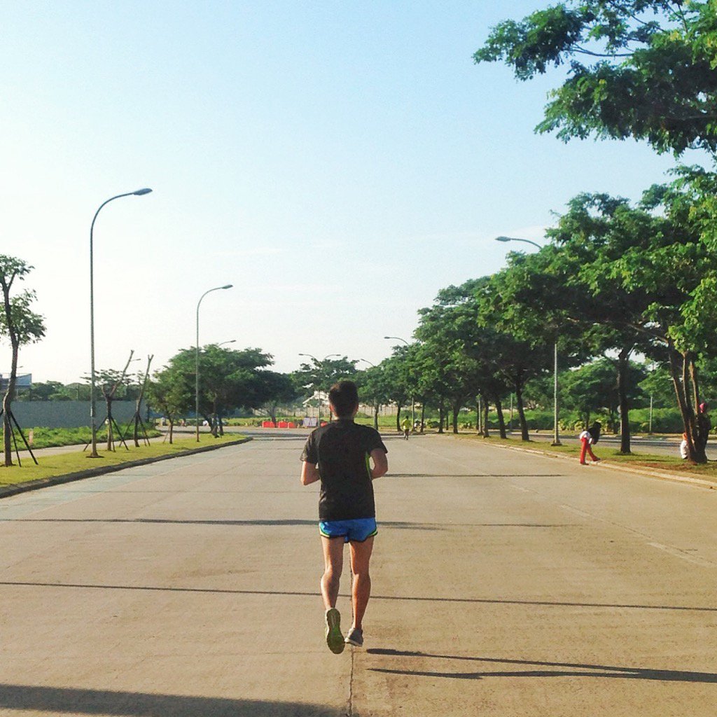 AnandaWondo's tweet photo. When the sun comes up, you'd better be #running https://t.co/X9FZJgGSeB