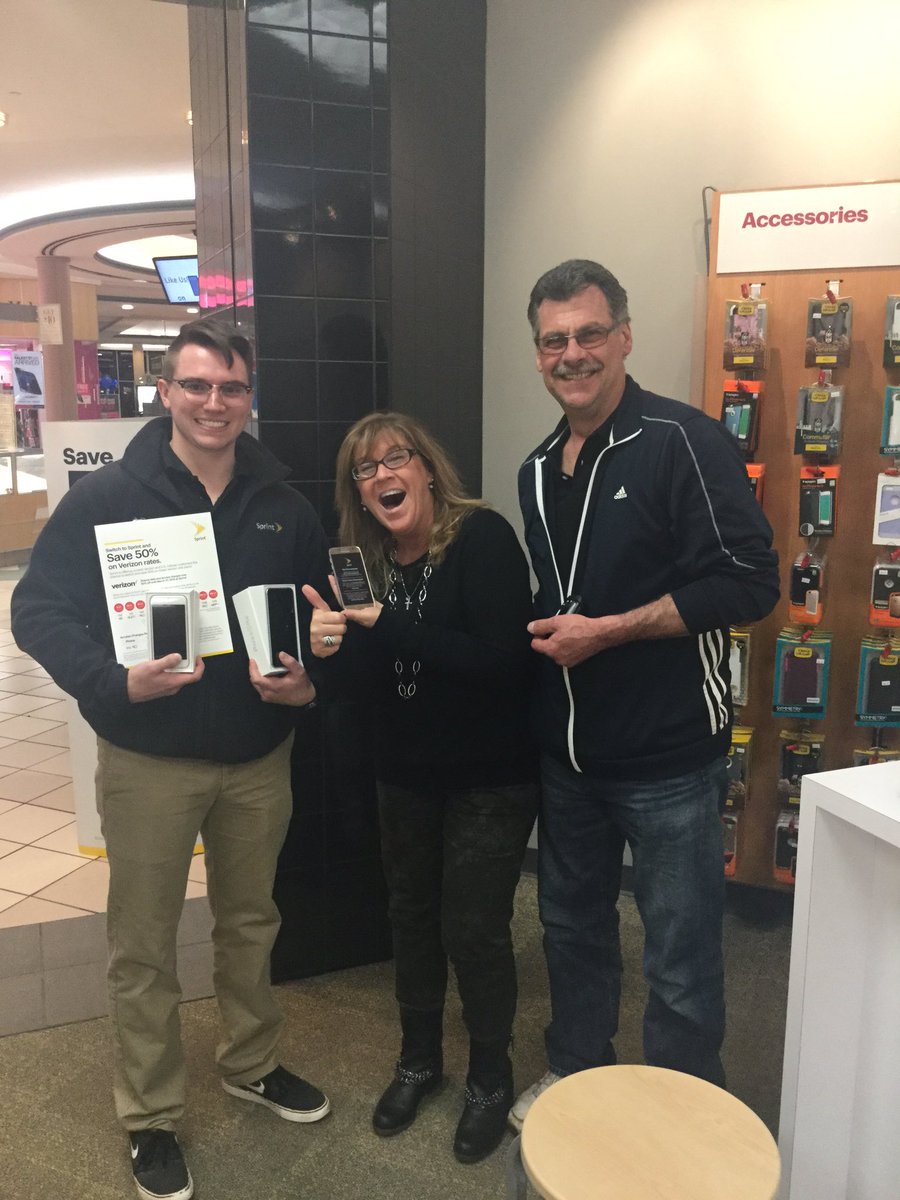 badtotheB1's tweet photo. @SprintMWLS What better way to end a Saturday night than getting 5 new phones and saving money in the process 💰💵💰💵🎉🎊 https://t.co/uVDKOM5MVe
