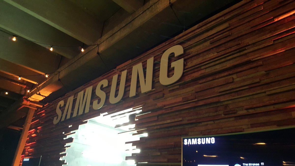 mona_aries7's tweet photo. #SXSW2016 #Samsung https://t.co/14t9YilHvL