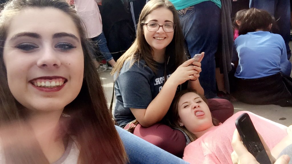 sarah_nicolee6's tweet photo. #WinterJam2k16 https://t.co/syKcos2Y5X