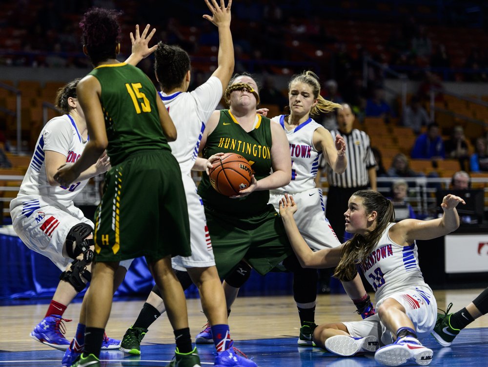 SamOwensphoto's tweet photo. Morgantown wins its third consecutive #ClassAAA state title, beating Huntington, 61-56. @GazMailPreps #wvgirlsbb https://t.co/ufYA1CE2tL