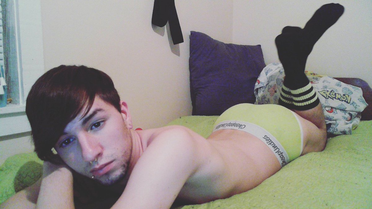Ryder_Riley96's tweet photo. I'm going live on @Flirt4FreeGuys in a few minutes. Come talk ;) or just watch me twerk https://t.co/AbUggoevrp