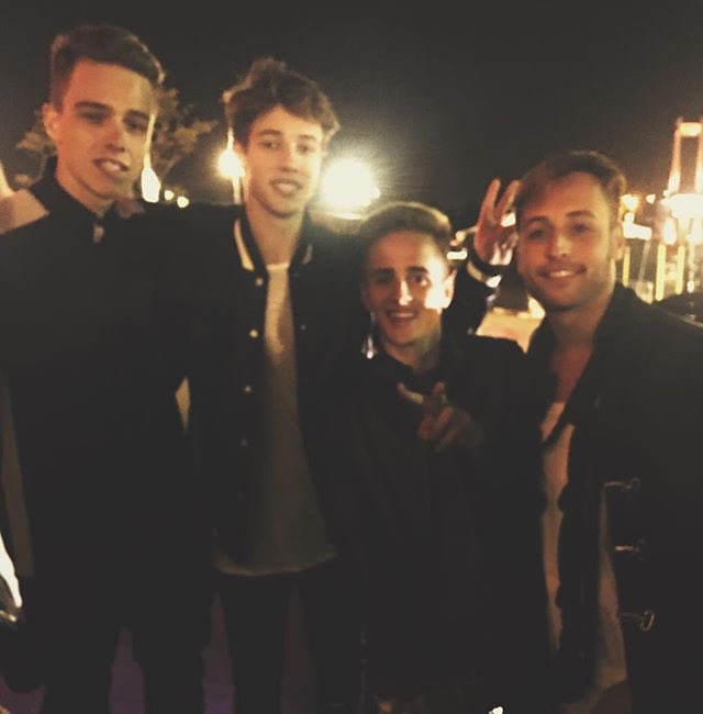 centralflyofc's tweet photo. LACRE TOUR! Os meninos tiraram foto com o Cameron Dallas. 👏🏼😍 #GoodLuckFLYonKCA https://t.co/bIrJql4y97