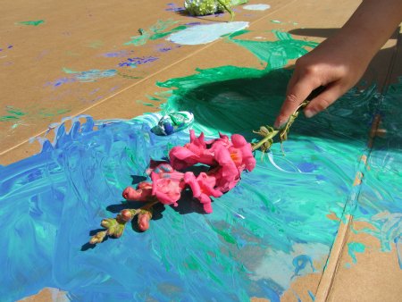 justkeepjumping's tweet image. Check out the all the different ways your kids can paint outside! bit.ly/1MS4O1n #kidsactivities